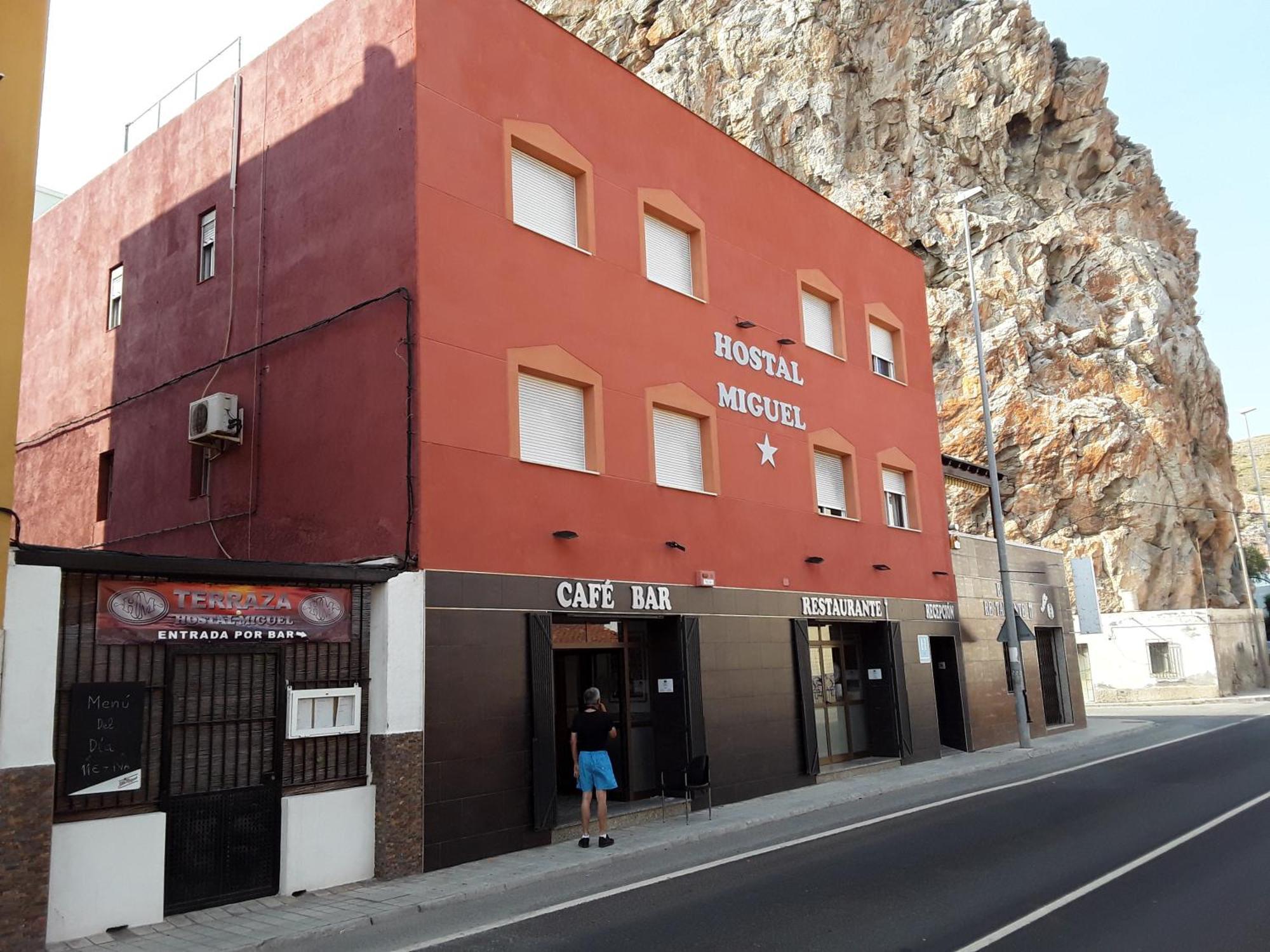 Hostal Miguel Calahonda Bagian luar foto